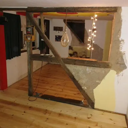 Ruhig Und Spartanisch Wohnen In Lichtenwalde 1 ラブホテル *