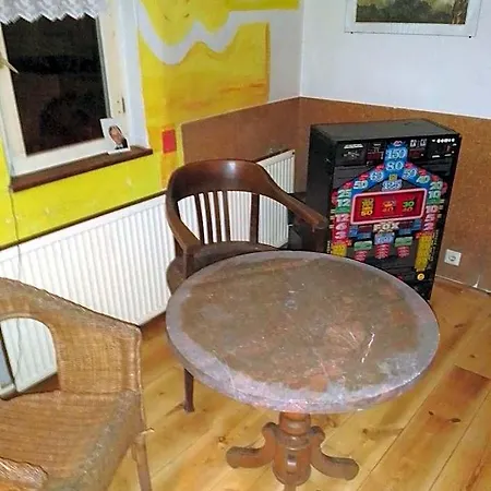 Ruhig Und Spartanisch Wohnen In Lichtenwalde 1 ラブホテル