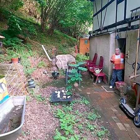 Ruhig Und Spartanisch Wohnen In Lichtenwalde 1 ラブホテル *