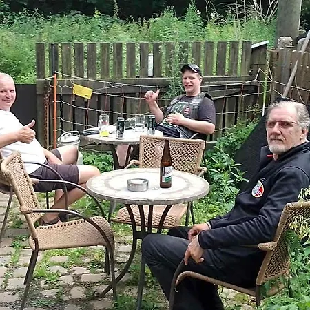 Ruhig Und Spartanisch Wohnen In Lichtenwalde 1 ラブホテル Niederwiesa